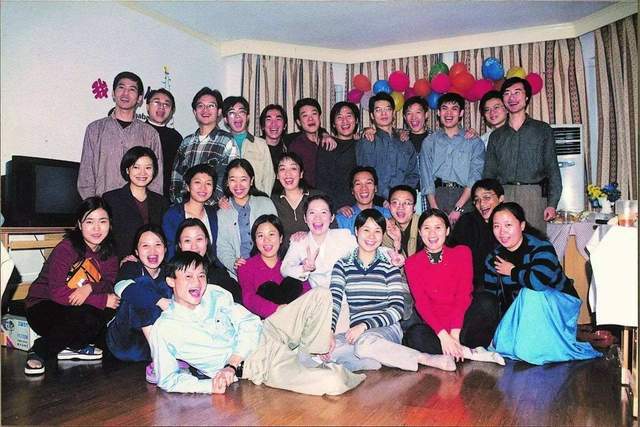 回国时,马云买了一台486电脑带回杭州.