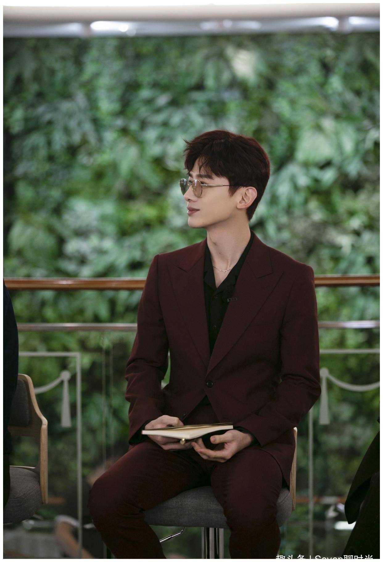 白敬亭穿酒红色西装录制综艺,内搭黑色禁欲衬衫,挡不住的少年感_西服