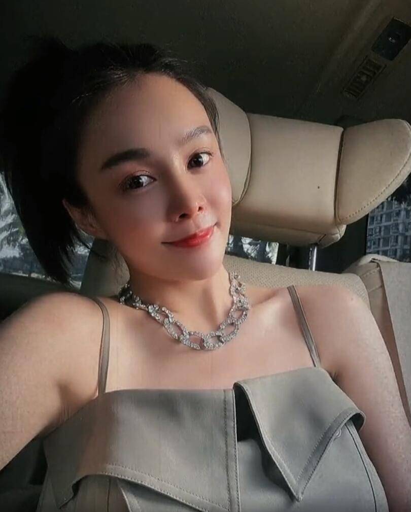 曹云金官宣恋情新女友是服装店老板肤白貌美大长腿不输唐菀