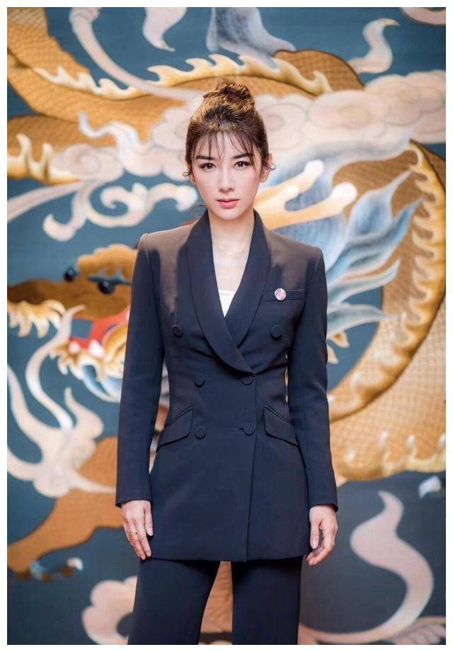 黄奕气场真强,西装配阔腿裤亮相,法式刘海配丸子头美出新高度!