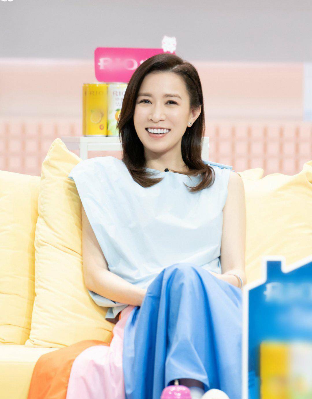 45岁佘诗曼扮美成功,斜刘海配粉衬衫超减龄,既显身材又有女人味_服装