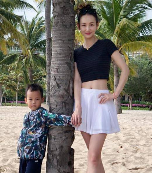 33岁的闫博雅和王皓结婚八年,早已是两个孩子的母亲,闫博雅和王皓都是