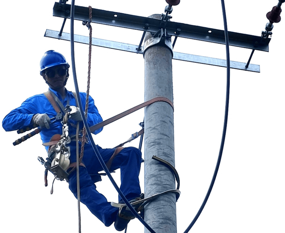 郯城农电工人顶烈日冒酷暑忙施工