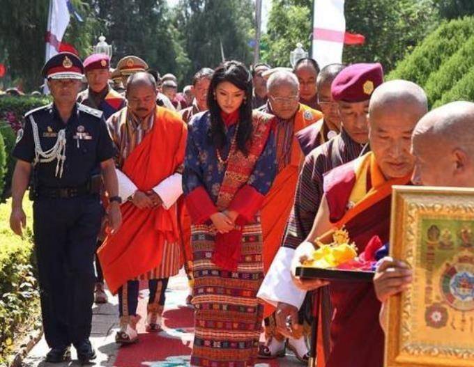29岁不丹王后好高冷！跟国王全程零交流，生了二宝依旧眉头紧锁