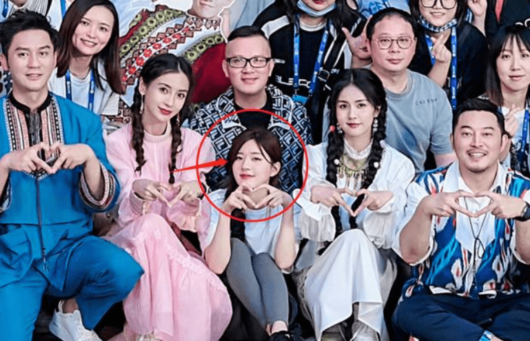 首先,《奔跑吧》的导演姚一天特别介绍,赵露思是第一次参加这类综艺