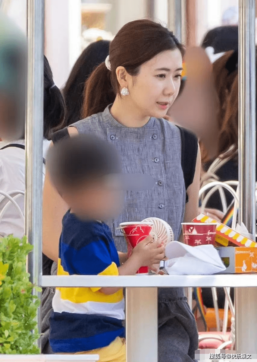 被福原爱妈妈抱在怀中,看上起呆萌可爱.