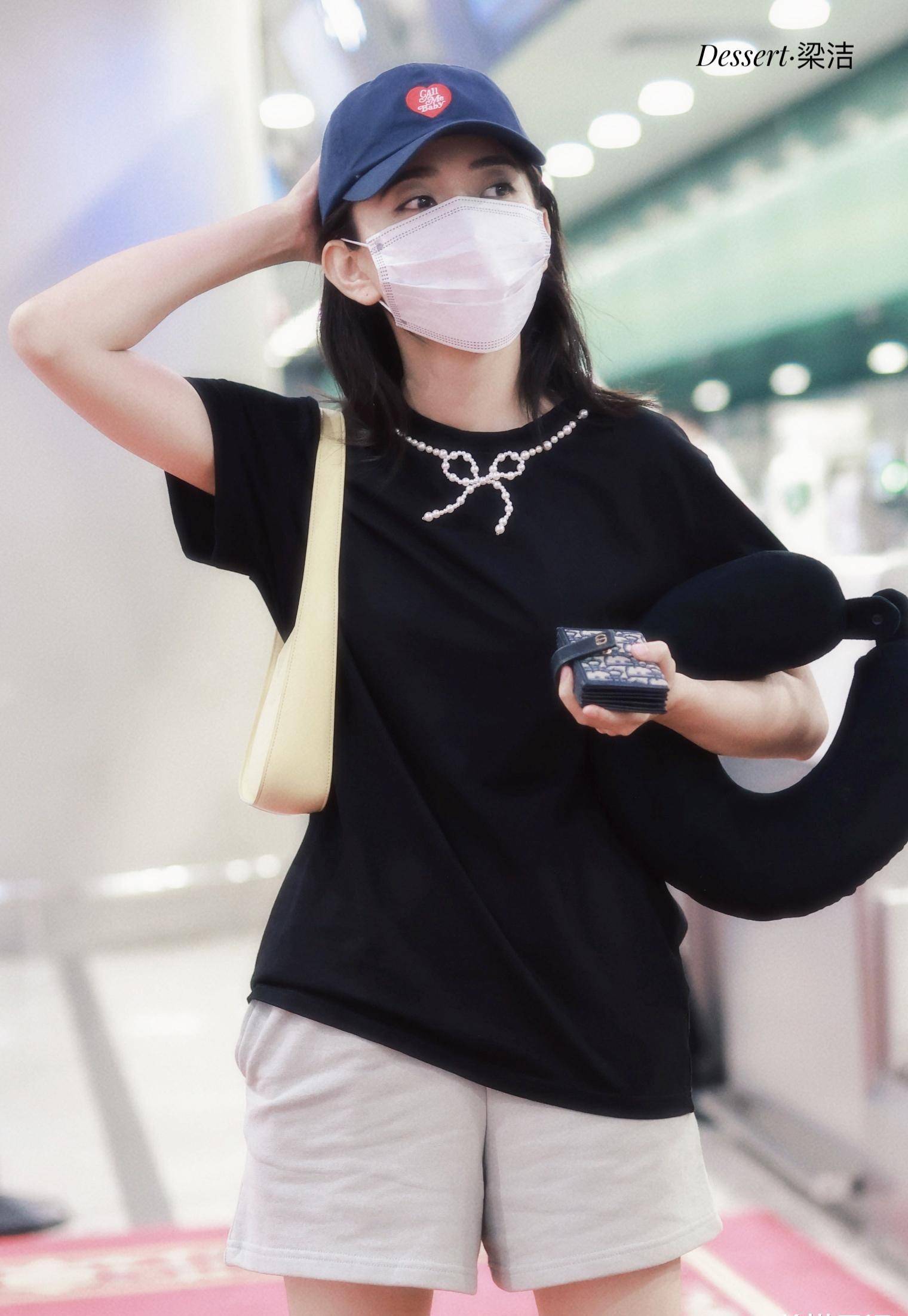 梁洁今日机场街拍穿搭,蝴蝶结t恤是亮点75_穆勒_黑色_协作