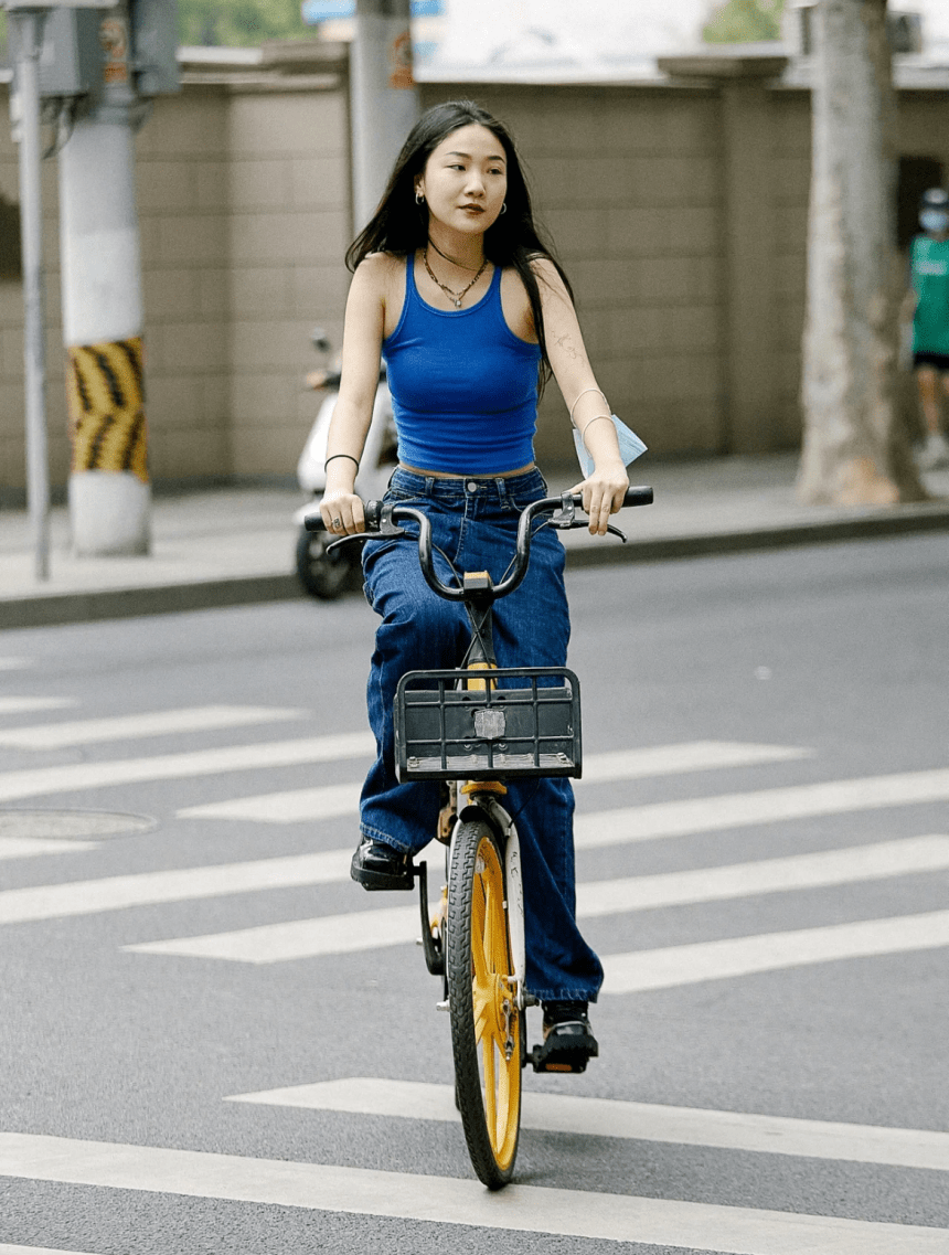 上海街头流行一种时尚叫骑自行车女孩性感火辣自成一道景