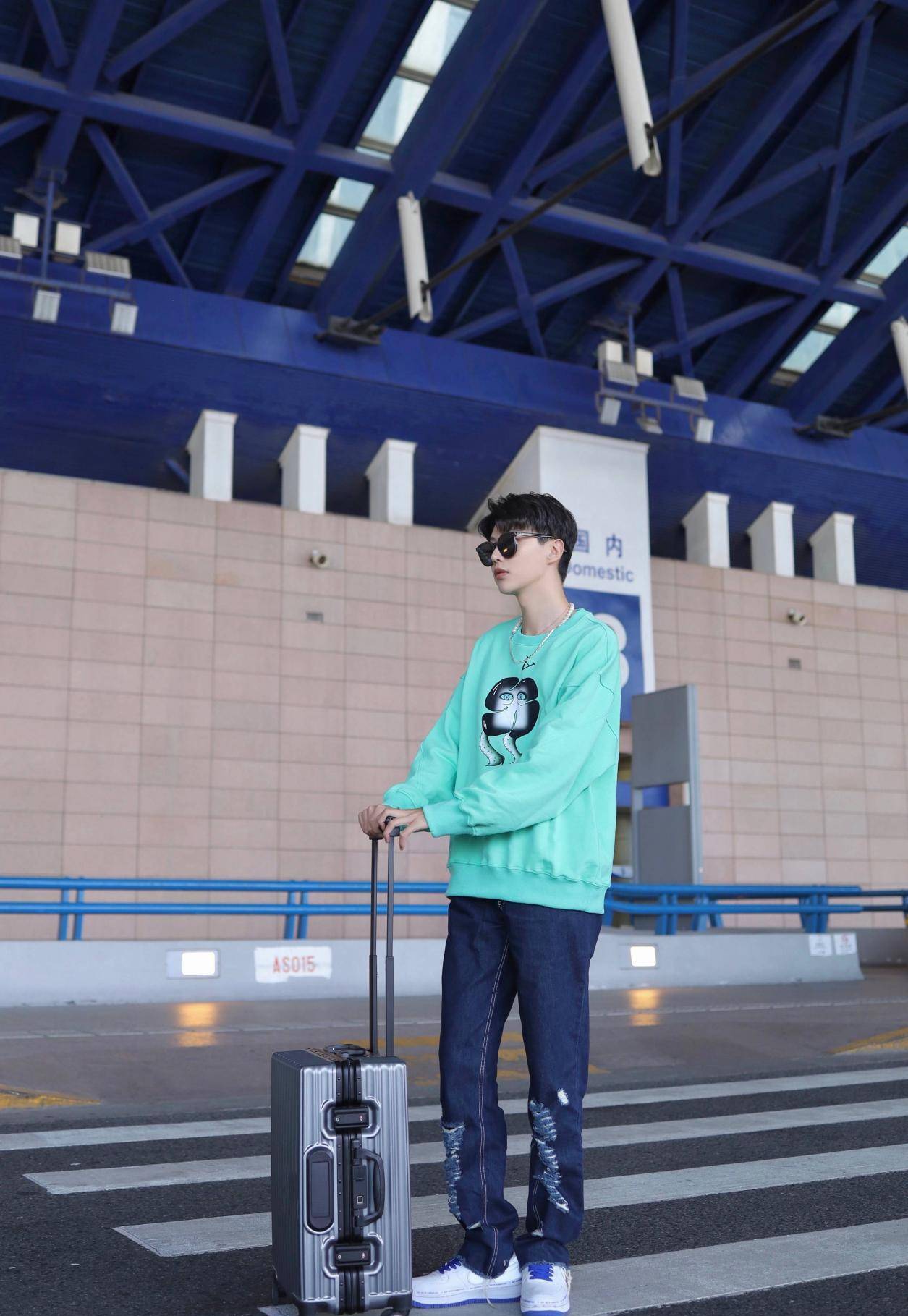 男爱豆的机场穿搭合集俊俊子充满少年感第二个是绝绝子