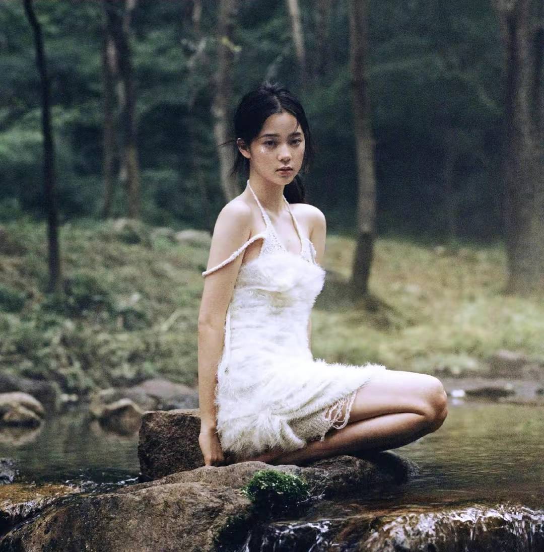 欧阳娜娜性感白裙跪坐水中眼神魅惑女人味十足