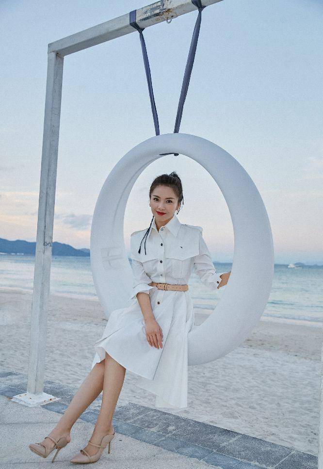 原创刘涛度假穿搭都这么正式一袭白色荷叶百褶裙穿出花仙子浪漫范