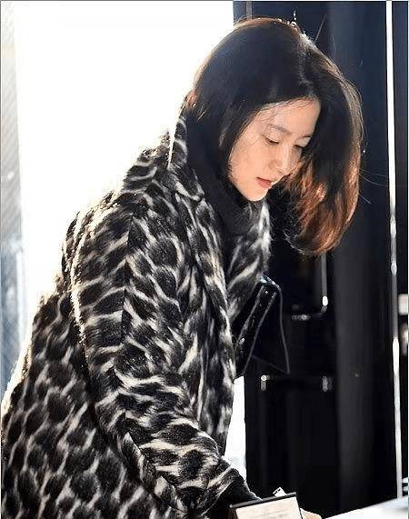 李英爱包裹严实出席活动,回眸笑得太养眼_黑色_大衣_时尚