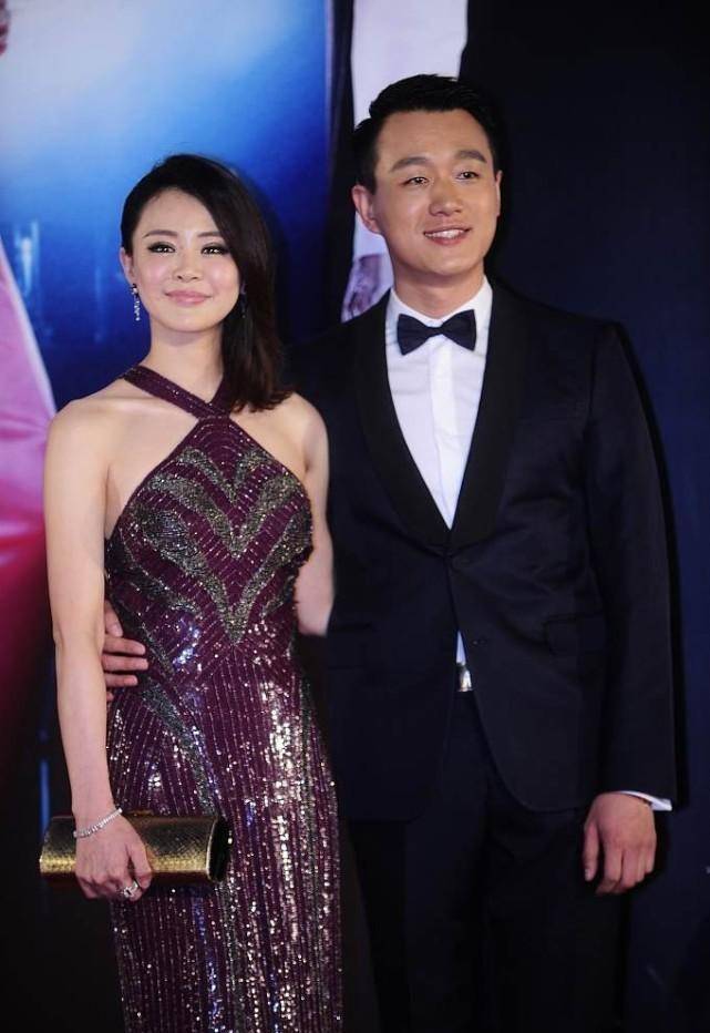 关悦佟大为真是模范夫妻,站一起也手拉手,穿挂脖裙不像当妈的人_礼服