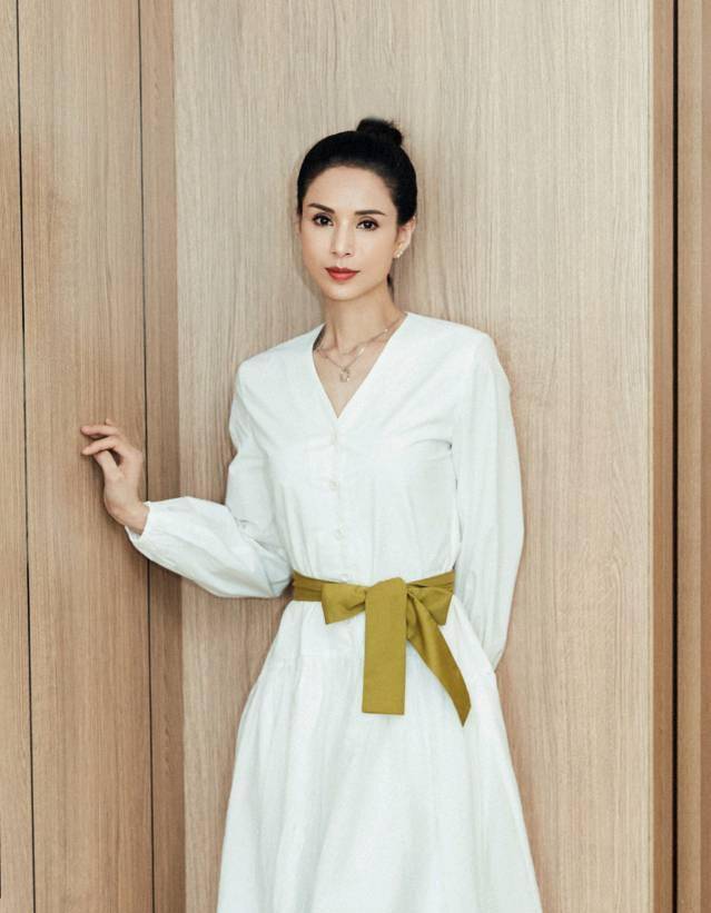 李若彤瘦得让人心疼连衣裙系带也穿得空荡荡但仍然高贵有气质