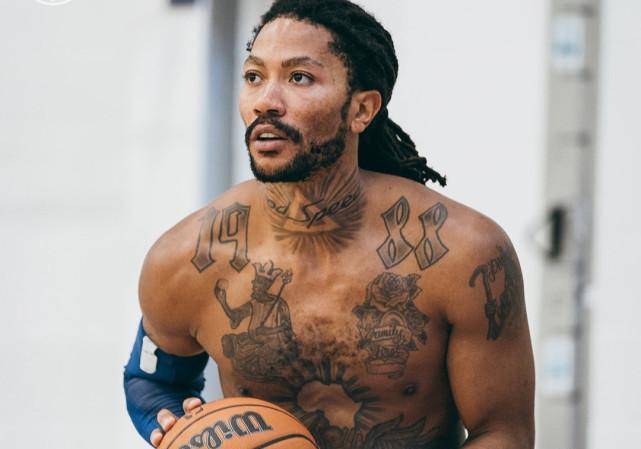 看看如今的罗斯,肌肉线条还是非常好的,手中正持着篮球,眼神坚定地