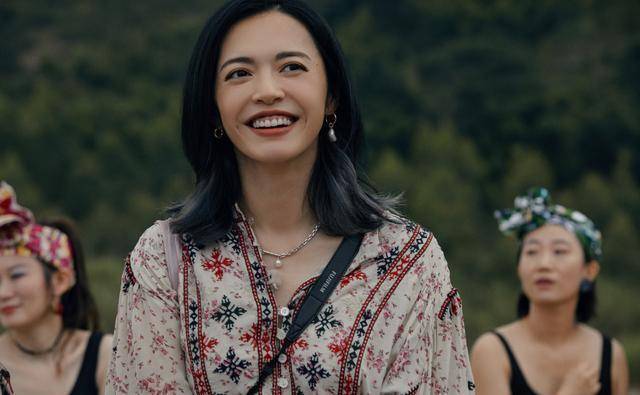 41岁姚晨真懂打扮,一袭碎花裙穿得慵懒又知性,中年女人都学着点