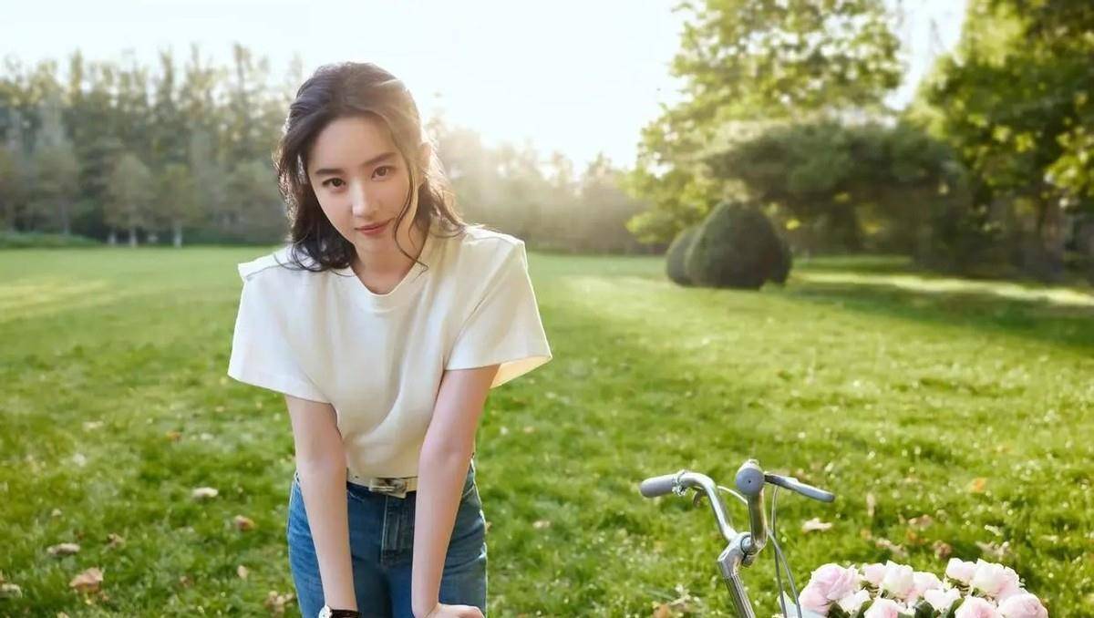 刘亦菲新剧路透照曝光,长发披散身形单薄,侧脸美的人才叫真的美_作品