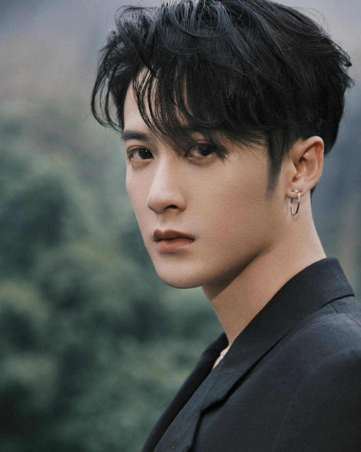 长得英俊帅气,却输在"个子矮"上,这7位男星的身高太不懂事了