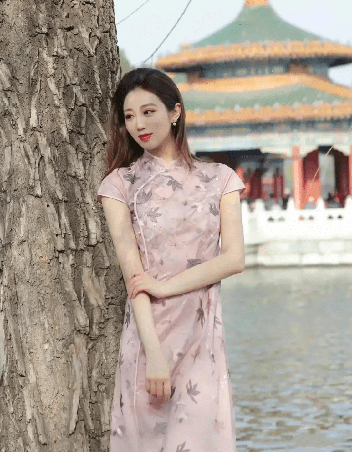 央视主持余露莹前途无量,坐田里吃西瓜不拘束,跟群众打成一片!