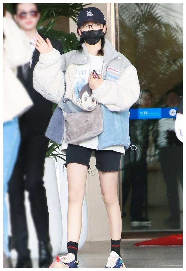 老爹鞋该下线了,现在流行杨超越的"牙齿鞋",个性可爱显腿细!