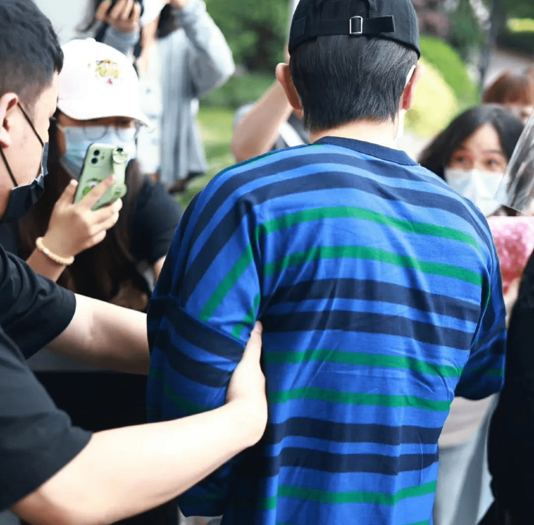 邓伦逃税风波后罕见露面拒收粉丝礼物,想要复出却被划为劣迹艺人_安字