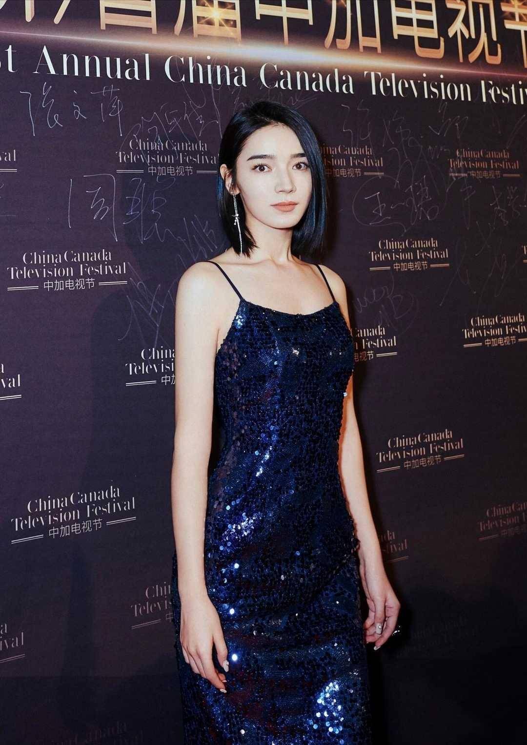 代斯真不愧是气质女神,穿一件吊带连衣裙时尚大气,女神范十足_身材