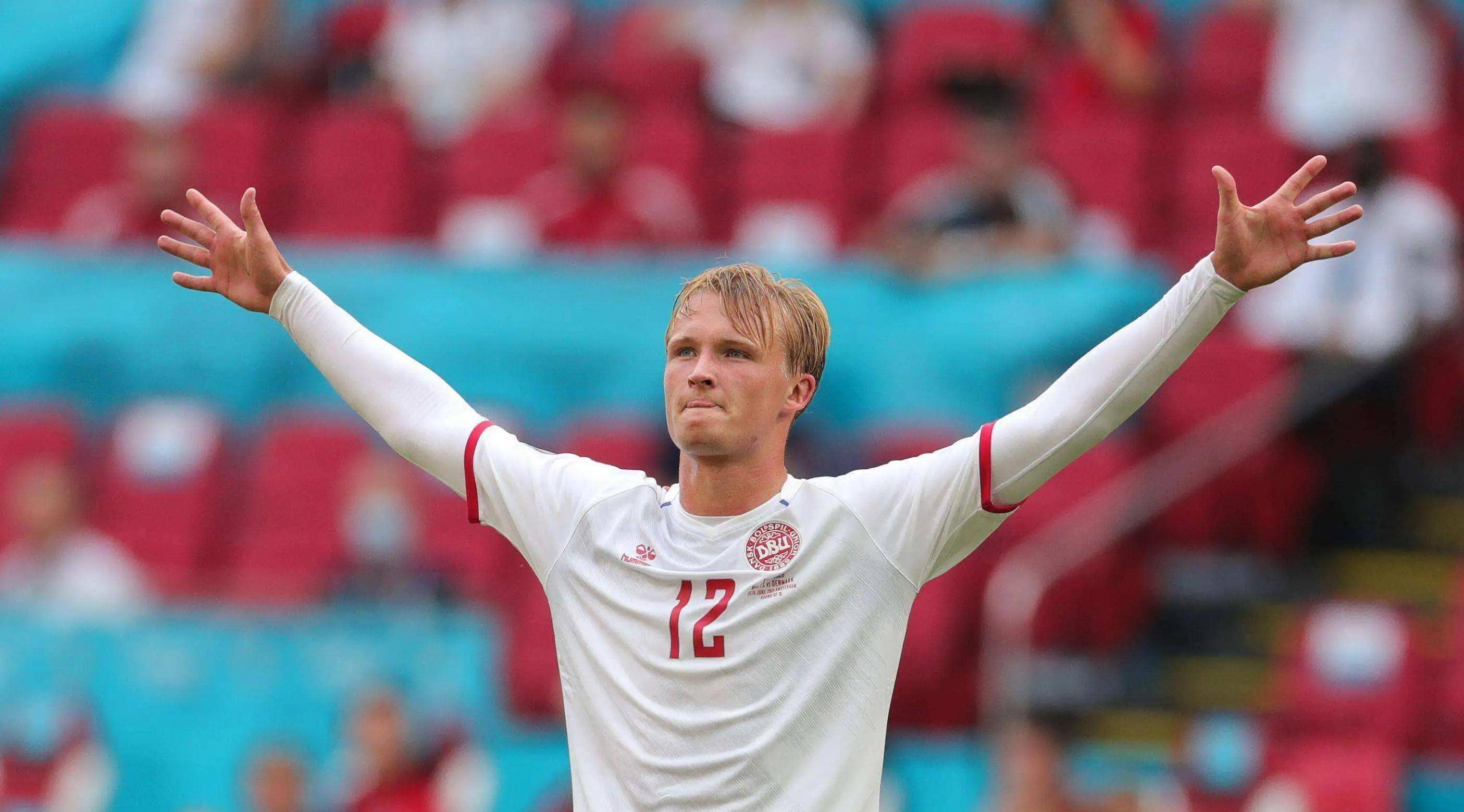 多尔贝格最终阵容门将:卡斯帕·舒梅切尔后卫:梅勒,克亚尔,克里斯滕森