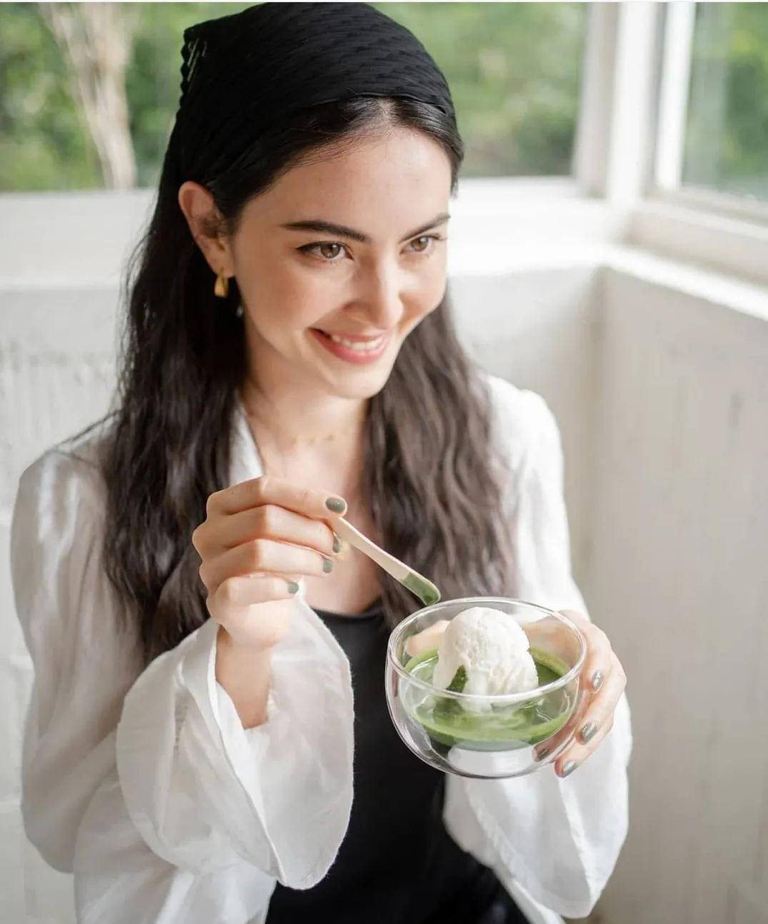 搭配头巾,小仙女穿简单的黑白配就炒鸡好看