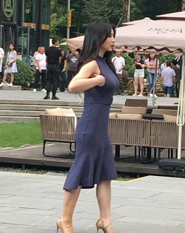 原创柳岩真人长啥样看到路人拍摄的生图这腿也是很真实了