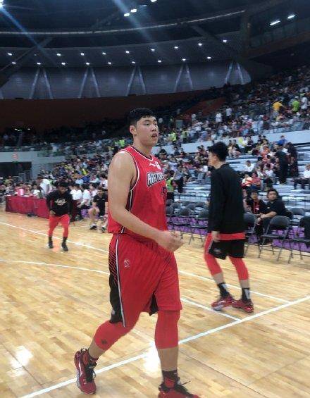 了自己的归属,李月茹的男朋友是cba的一名球员,这个人的名字叫赵义明