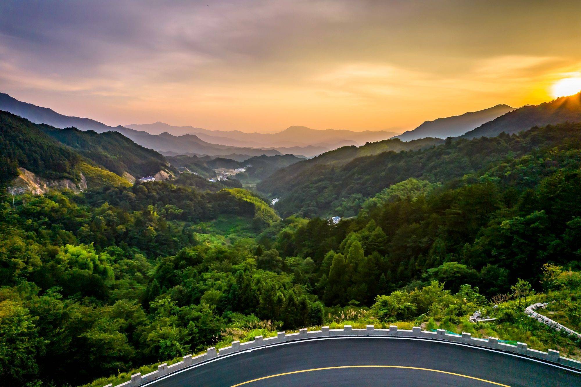 原创安徽六安大别山风景道太阳乡醉美自驾车在路上行人在景中游