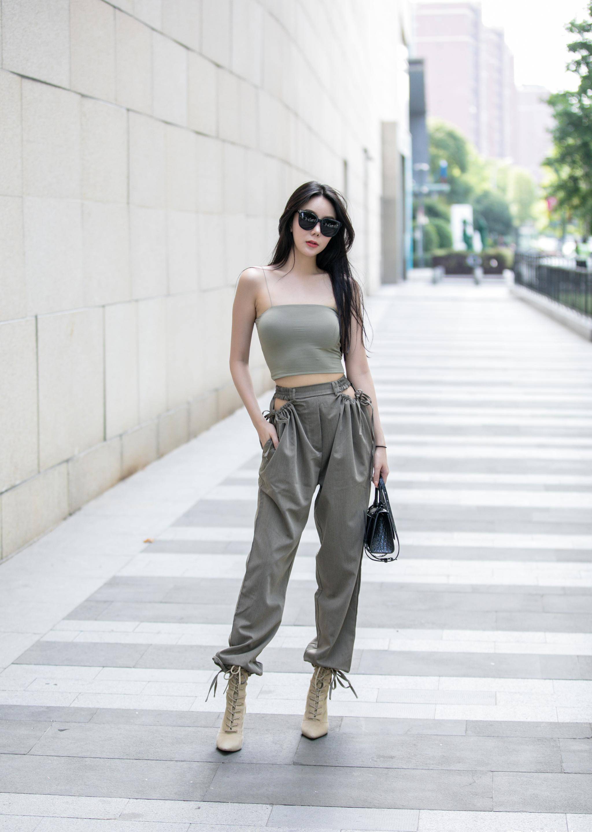 原创时尚热辣的身材配上惹眼的穿搭这样的美女走在街头自然就是焦点