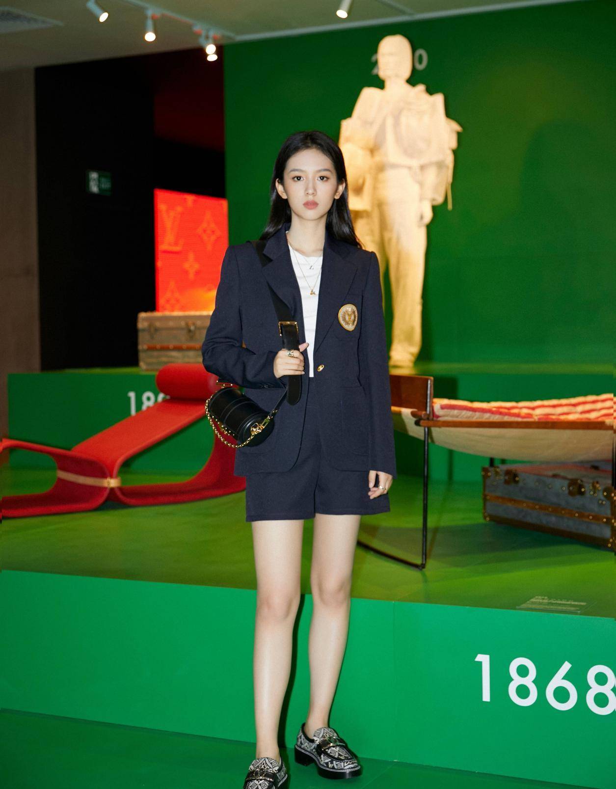 周也穿搭风格百变,可盐可甜,夏天这样穿也太清凉了_黑色_设计_感觉