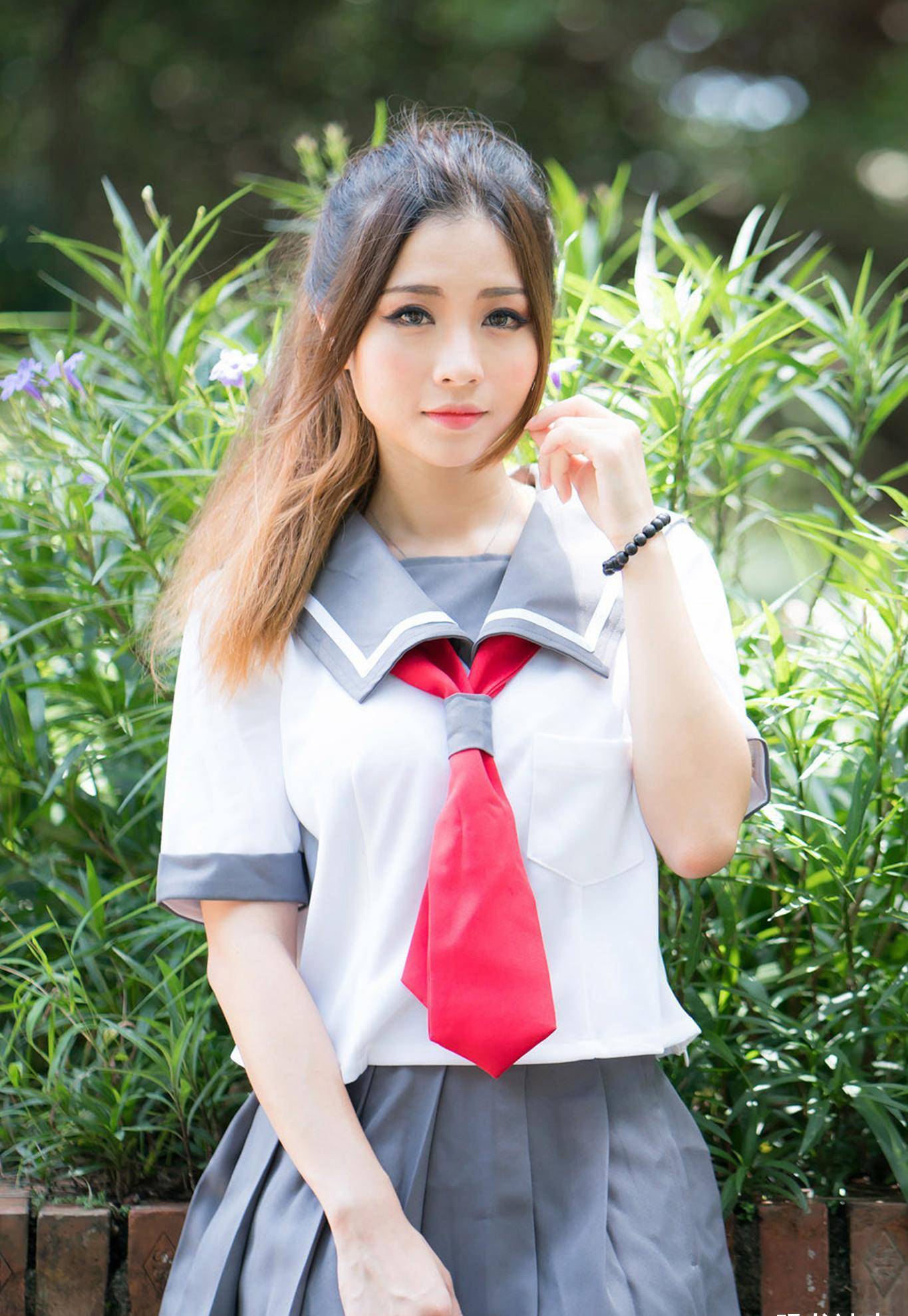 穿水手服的台女生在校园里面拍写真甜美有了但差了几分青春