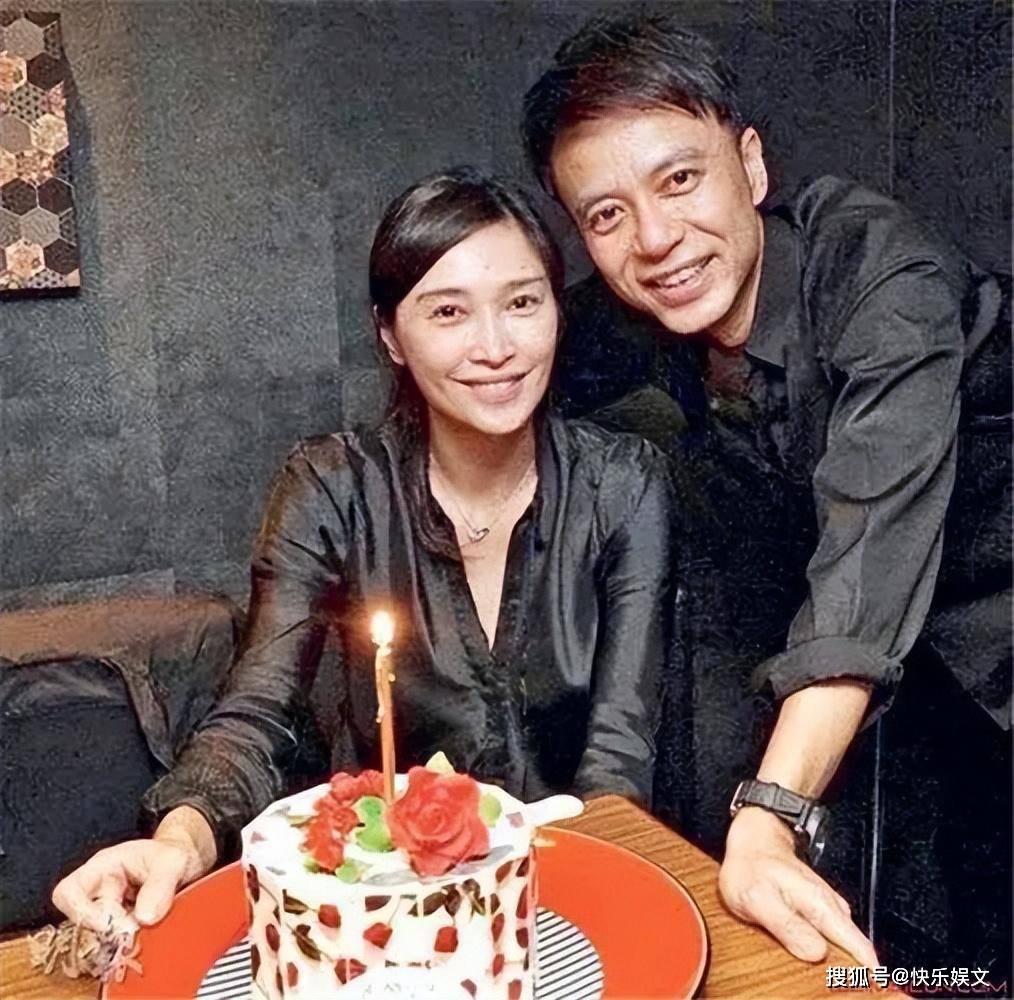 看到李克勤与卢淑仪之间的关系,让不少年轻人又重新开始了相信爱情.