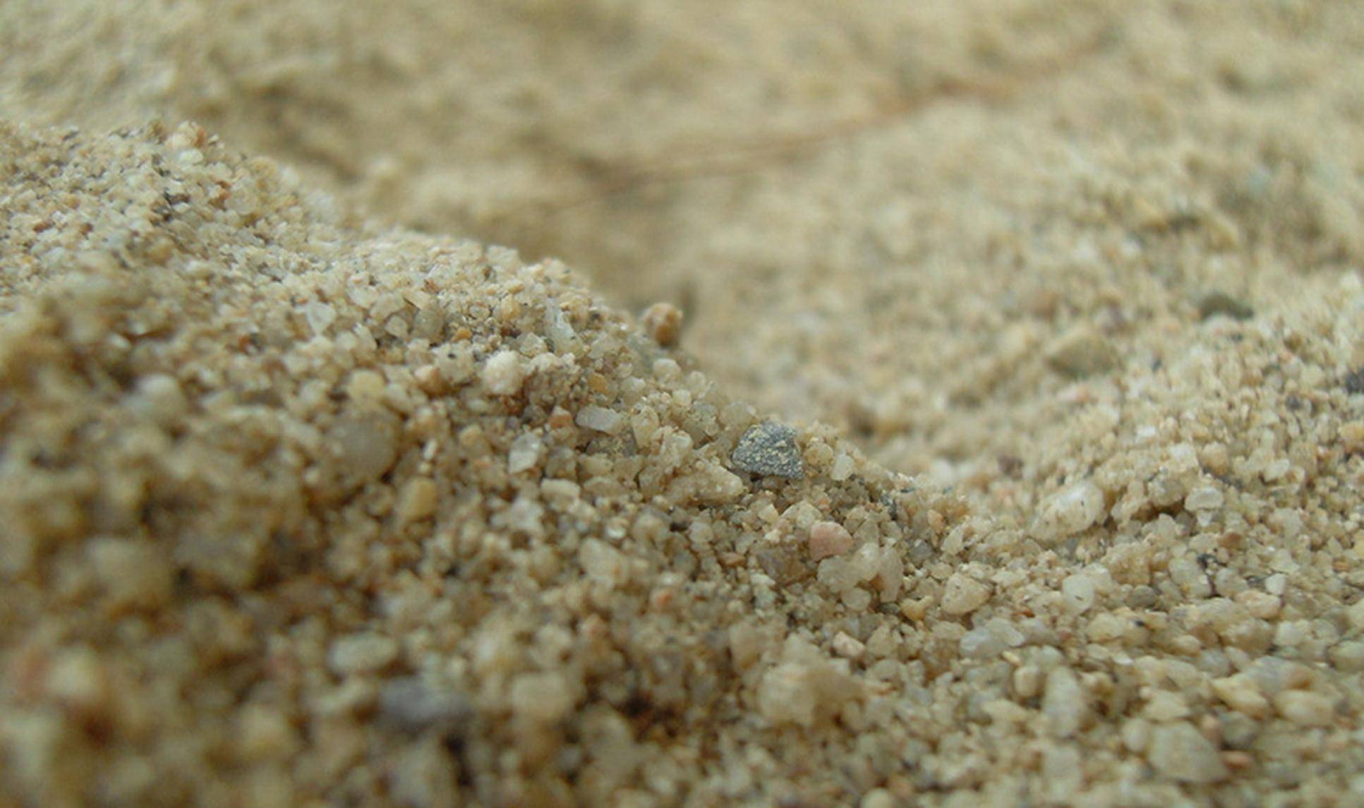 因此,天然砂的主要作用是搅拌混凝土,用于建造房屋和基础设施.