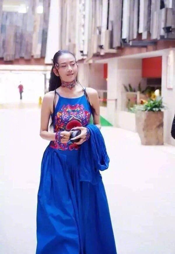 61岁如20多岁好身材的杨丽萍炫酷民族风造型穿搭活成仙的女子