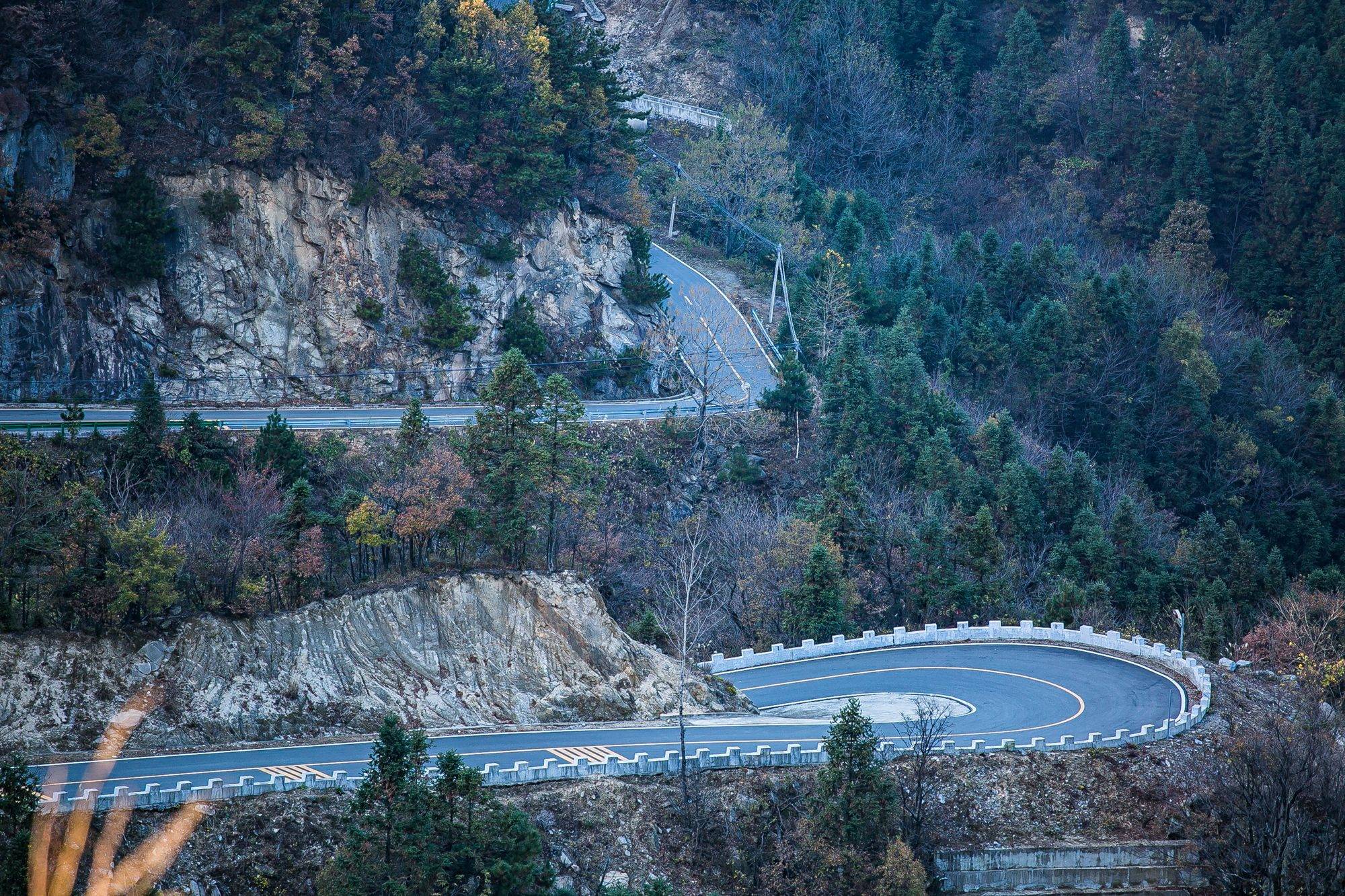 安徽六安红岭公路马鬃岭段,从高空俯瞰,公路百转千回,如入仙境_雾霭