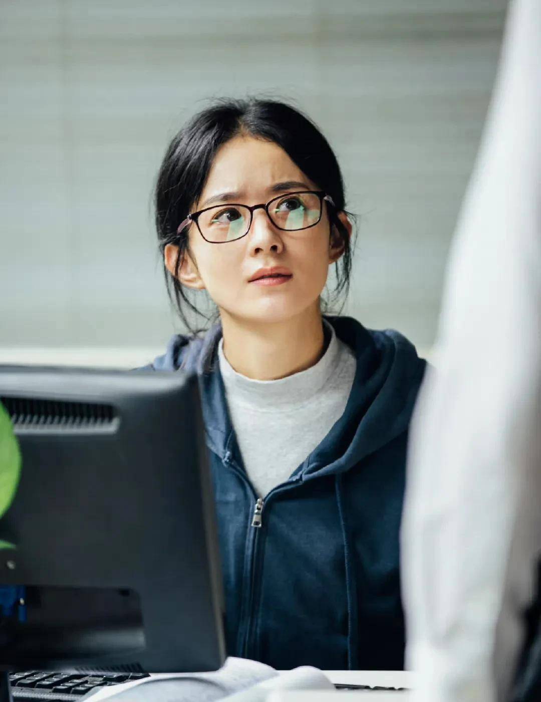 当女明星素颜戴黑框眼镜,赵丽颖呆萌,迪丽热巴可爱,白鹿文艺_赵露思