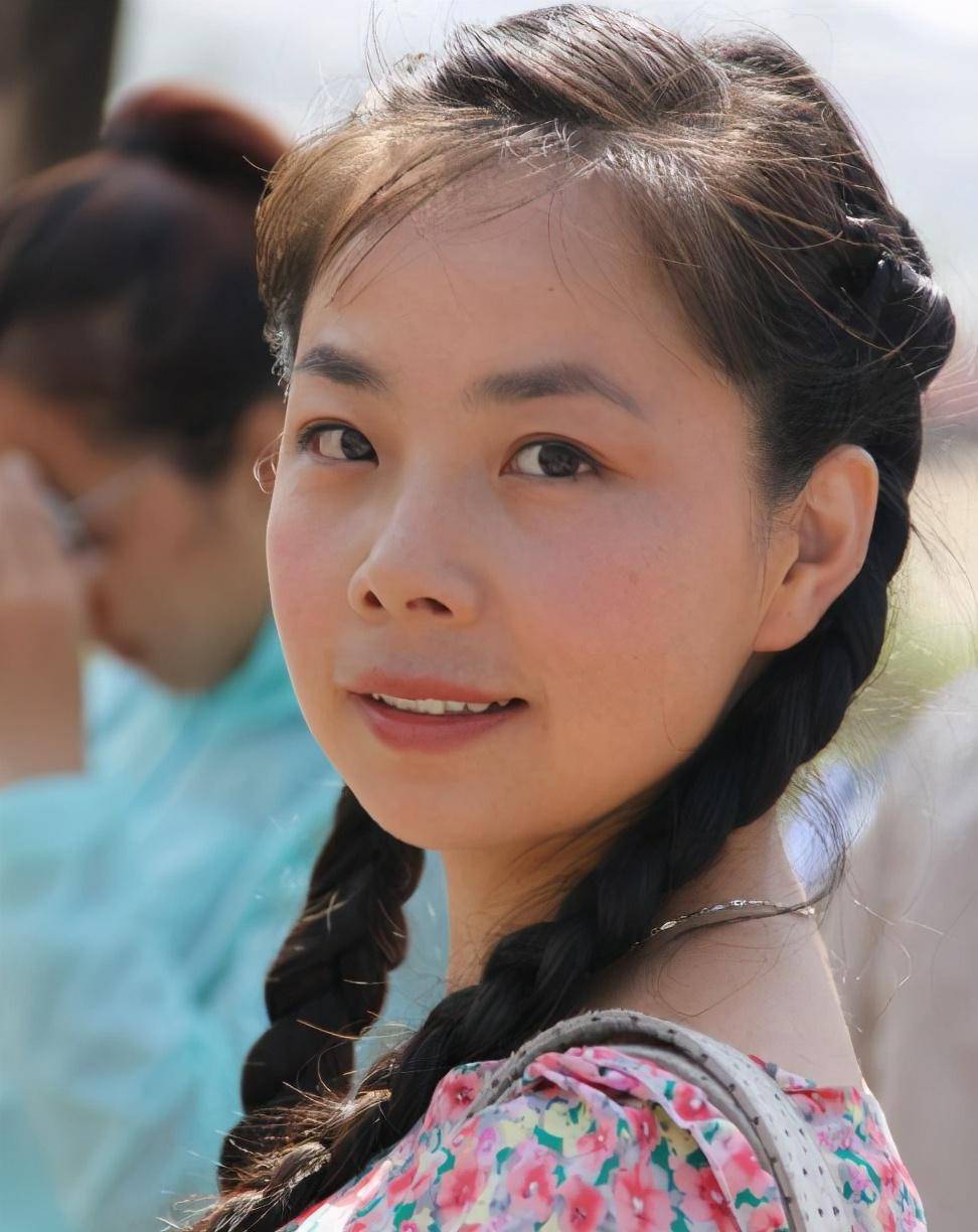 放弃名和利回农村,下地放牛成日常_王二妮_生活_因为