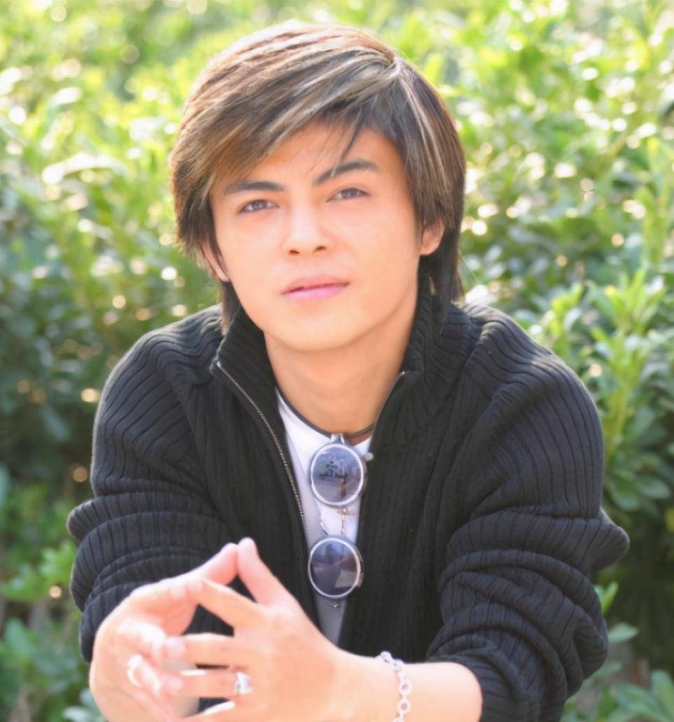 一次,演员邵峰在餐厅吃饭时遇到了正在这家餐厅当服务员的方超,在邵峰