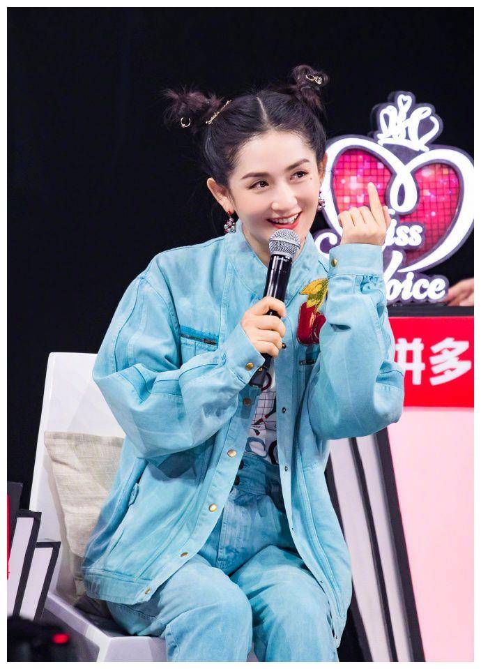 当38岁的谢娜换上双丸子头,少女感都要被重新定义,穿件花衣真美_造型