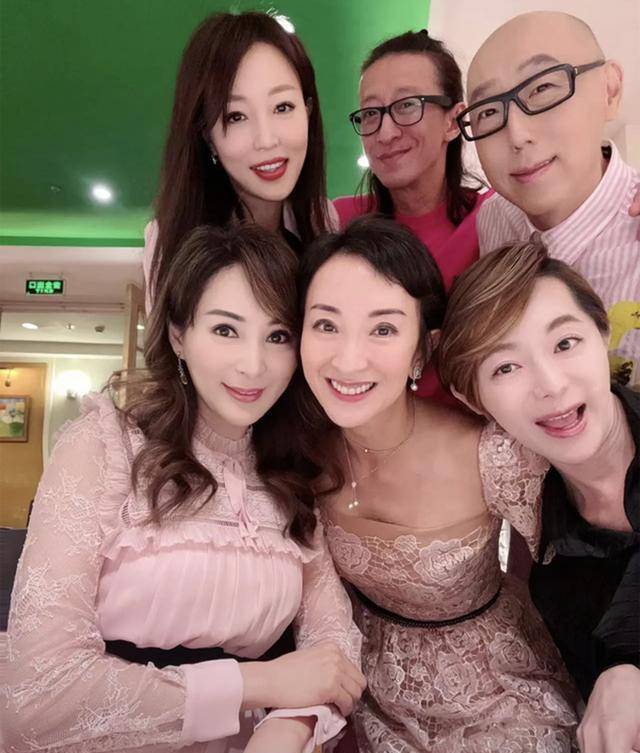 港姐梁佩瑚开派对庆52岁生日,演员弟弟罕露面,已定居内地开餐厅_梁佩