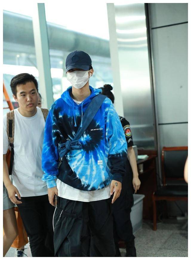 阿云嘎穿扎染卫衣走机场,眉头紧皱表情严肃,发型凌乱太显老_时尚_紫盐