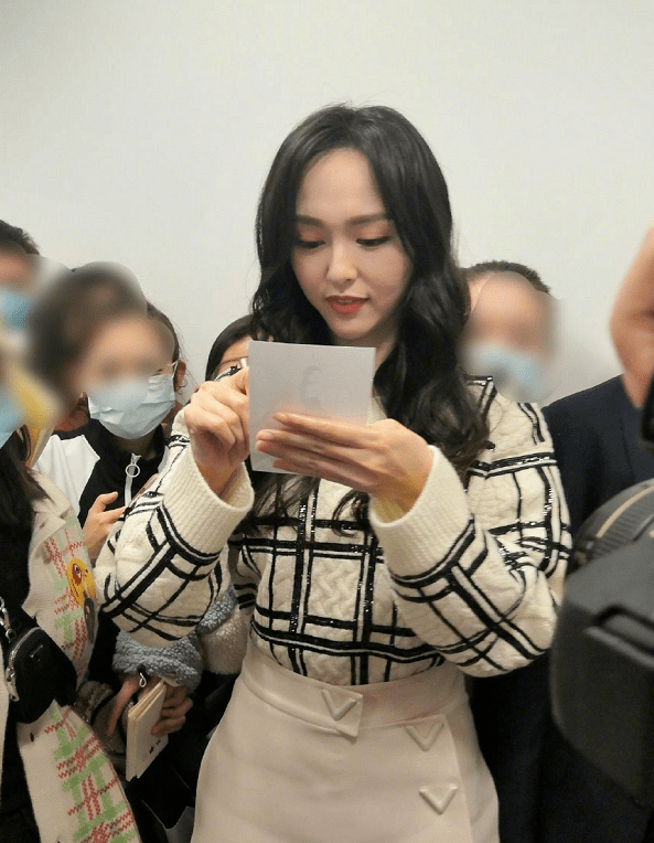 唐嫣复出后暴瘦看她出镜粉丝全程紧盯骨架腿真怕她走着走着就折了