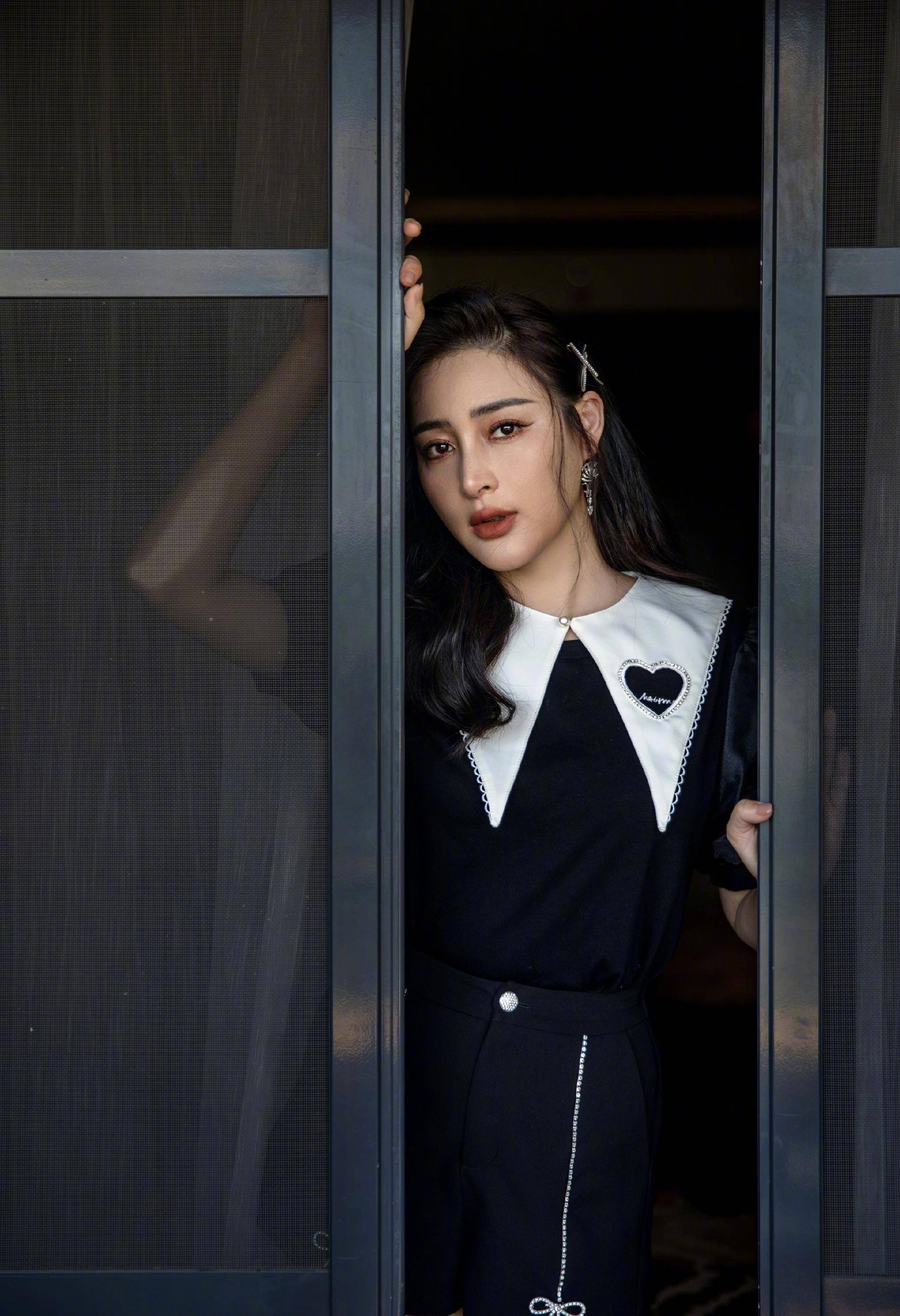 性感女星甘婷婷晒最新写真,黑色套装秀美腿,展现出冷艳的一面_角色