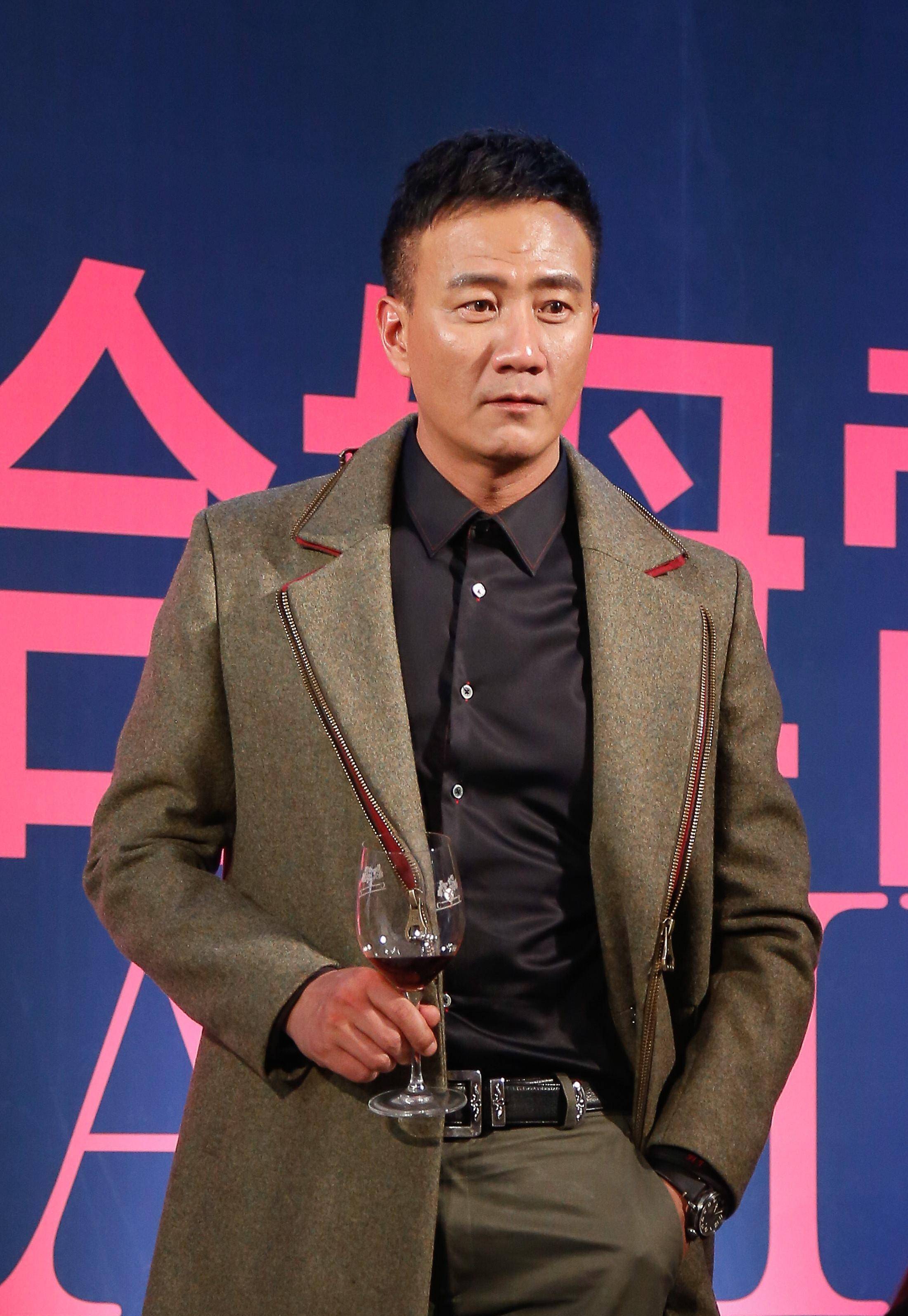 胡军:与初恋女友相恋23年,不畏惧绯闻,婚后儿女双全,人生美满_父亲