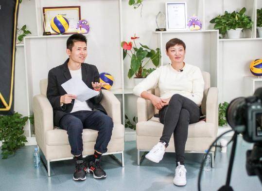 今年某网站重播世界杯中国女排和巴西女排的比赛时,担任解说的杨昊就