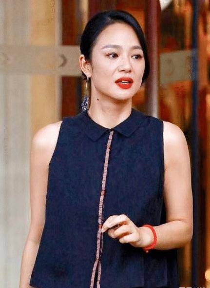 周韵不修图的样子太真实,八字纹颈纹明显,穿黑裙依旧气质高级_设计