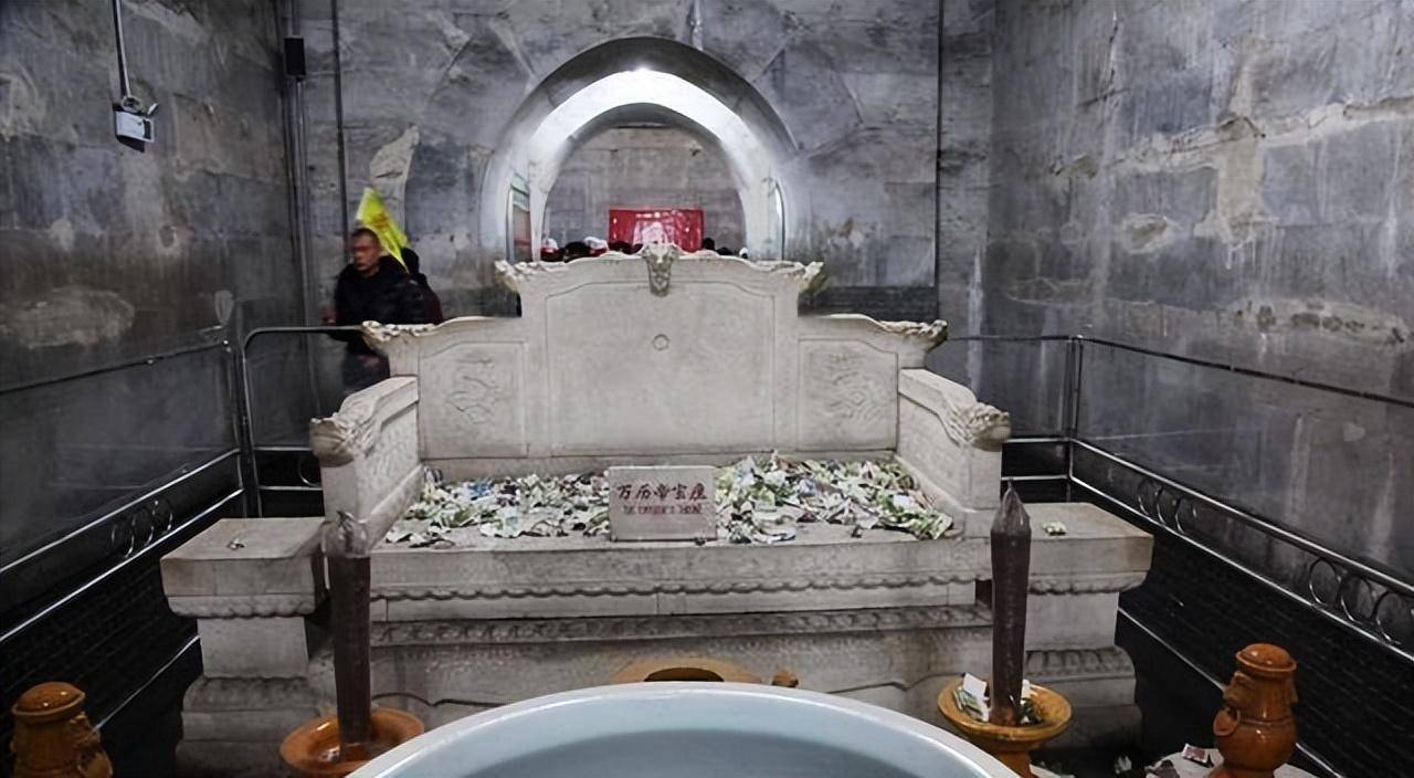 原创明定陵出土一个纸包可是上面的字却认不全成为考古界的遗憾